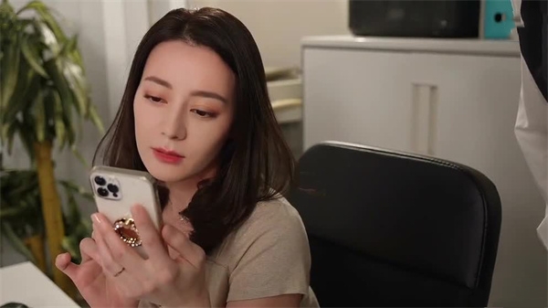 骚浪女上司迪丽热巴的办公室激情诱惑 海报