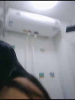 清纯文静少女！坐在马桶上插穴！道具璃棒进进出出，表情一脸享受，骚穴淫水流出 海报