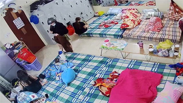 高端足浴会所偷拍：极品技师睡前裸身调情，香艳更衣秀火辣身材！ 海报