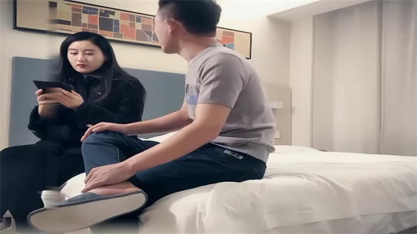 新人下海御姐兼职外围！扑倒强吻撕黑丝，狂揉奶子吮吸乳头 海报