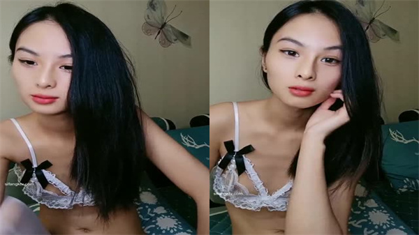 白丝贫乳痴女跪舔口交伺候狼友，骑乘上位扭腰狂操汁液飞溅 海报