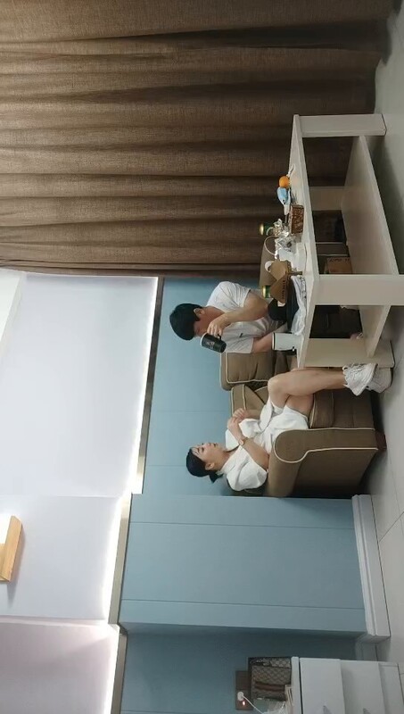 网聊诱惑良家人妻赴约，白色西装御姐光洁无毛穴，扶着翘臀狂野后入高潮 海报