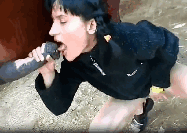 户外性爱视频，一个瘦小的荡妇和她的种马 海报