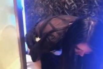 女神级美女和炮友剧情演绎-酒吧唱歌上厕所被人闯进来硬干 海报