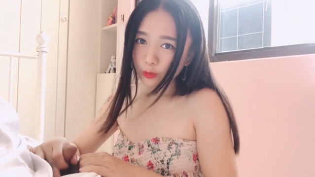饥渴少妇随机抽取一名男子带回房间做爱。 海报