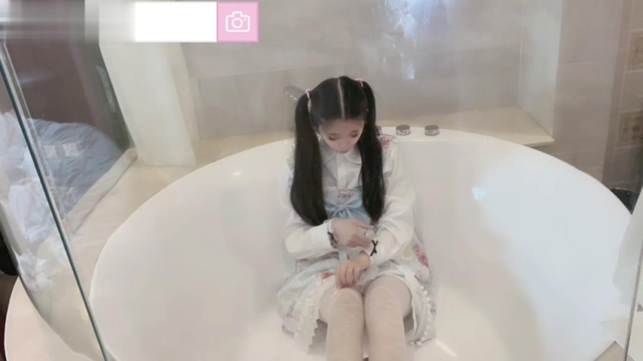 司语女神洛丽塔装足交颜射的! 海报