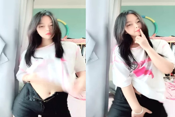 清纯美少女小周妹妹闺房自慰实录！粉嫩小穴特写揉捏，巨乳颤抖蹭阴蒂，蜜桃臀诱惑勾魂 海报