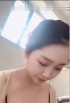 20岁刚娶绝美嫩妻新婚夜惊喜 外出大胆露出美乳 回家黑丝足交侍奉 人妻の诱惑 海报