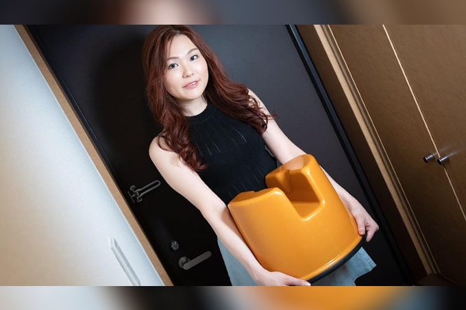 带一把淘气椅！我对于第一天上班感到很兴奋！新伴游女郎 海报
