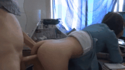 办公室偷情！男友电脑桌前后入狂插蜜桃臀 娇喘呻吟不断求饶 海报