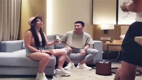 宝马奇女 开启刺激3P之旅 海报