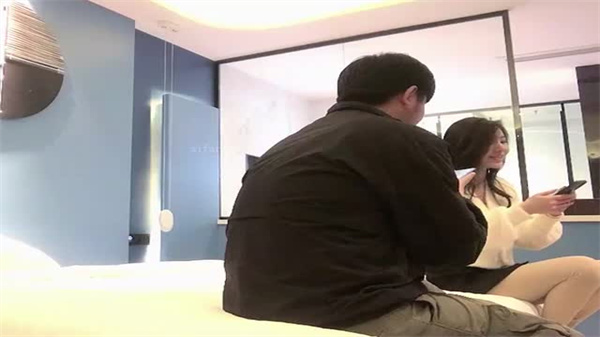 12.07重庆极品约啪实录！五大顶级校花黑丝短裙私密服务流出-中长发御姐床上狂野姿势 海报