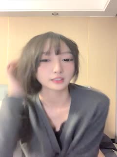 泡泡咕_青春漂亮的女神，偶像明星般的9分顶级颜值，大大的眼睛炯炯有神_高挑的身材. 海报