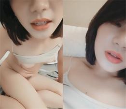 外貌白皙清纯骨子淫骚的大学美女 海报