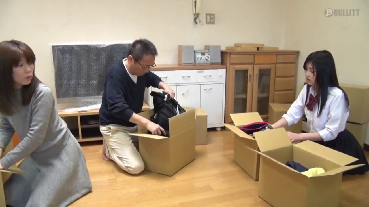 再婚相手の連れ子が無防備な女子校生で股間暴走生中出し！4時間SP 海报