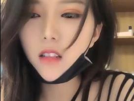 熟女浴室诱惑！透视蕾丝装湿身自慰 骚穴蜜液飞溅的禁忌表演 海报