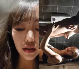 长发美女雪儿粉和男粉丝在网吧厕所约啪，爽到高潮但不敢叫出. 海报