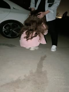 两个骚女深夜驾车户外没穿内裤塞着跳蛋蹲着野外尿尿，深喉插嘴吐了. 海报