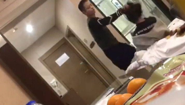 暴力男抽打女友.. 海报