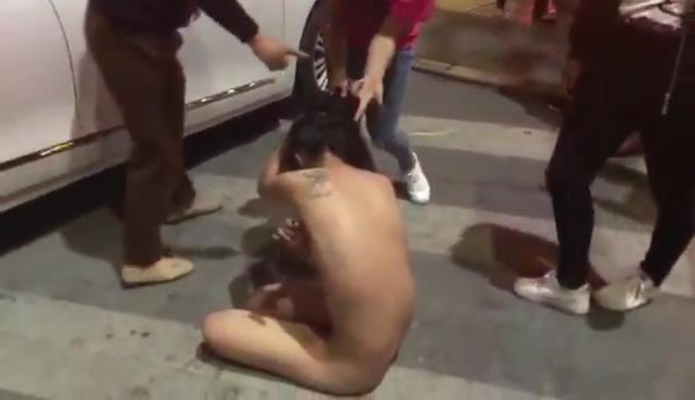 暴力抓小三！当街扒光下小三衣服一顿毒打!.. 海报
