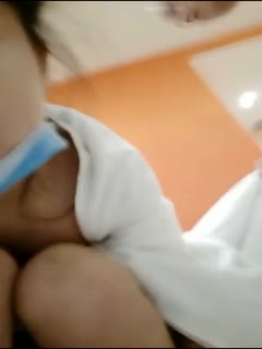 滴士司机带着萝莉主播柠檬KTV门口勾搭了几个社会小青年开房淫乱其中一个喝高了的乱说话 海报
