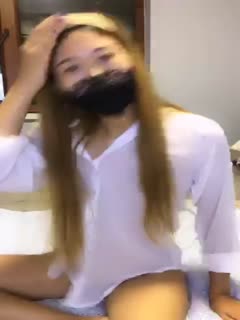 戏精似的女大学生直播刮毛与男友互舔大秀 海报