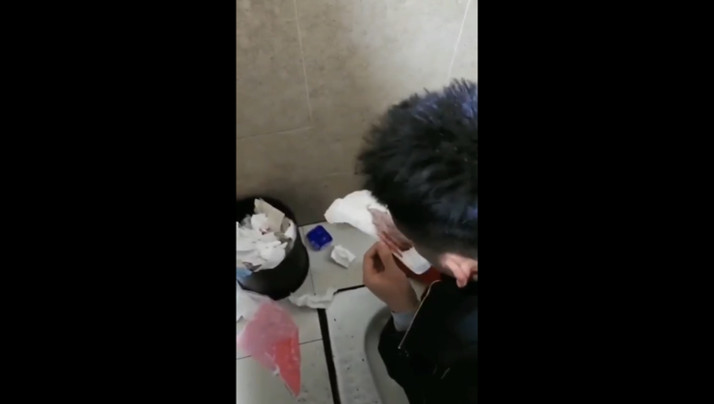 在公共厕所翻女生用过的卫生棉舔.. 海报