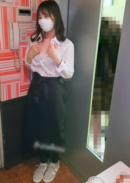 在户田惠〇香似的JD卡拉ok店打工中中出。 海报