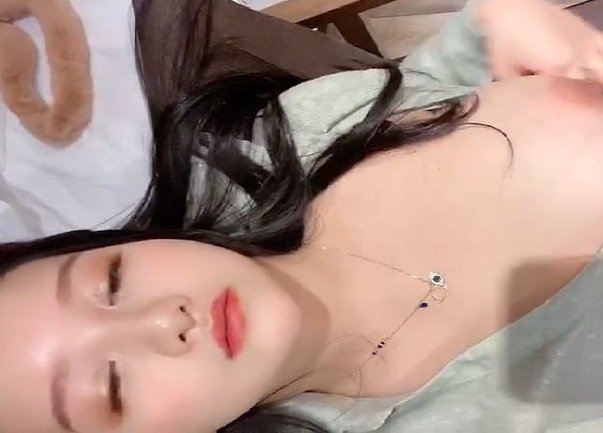 小尤奈傲人胸脯等你来虐 海报