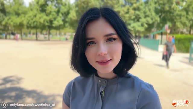一个来自巴黎的美丽陌生人让我品尝她的羊角面包 海报
