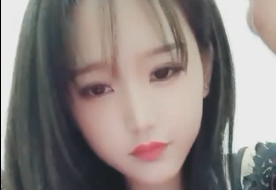 一边聊骚，一边脱衣服. 海报