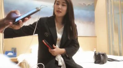 四眼男网约刚大学毕业不久实习期四川美女. 海报