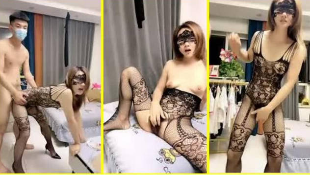 逼毛多多的小骚妇穿上性感的高跟情趣丝袜跟纹身小哥激情啪啪，口交大鸡巴舔逼呻吟，多体位蹂躏爆草呻吟可射 海报
