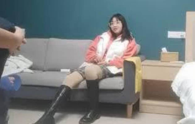 巨乳美女我下面浅上位顶到小肚子会痛不要射里面射的时候我拔出来身材高挑前凸后翘控制不住最后还是被内射 海报