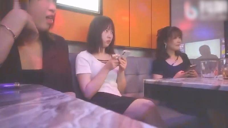 3對夫婦KTV包廂現場脫下褲子口爆 海报