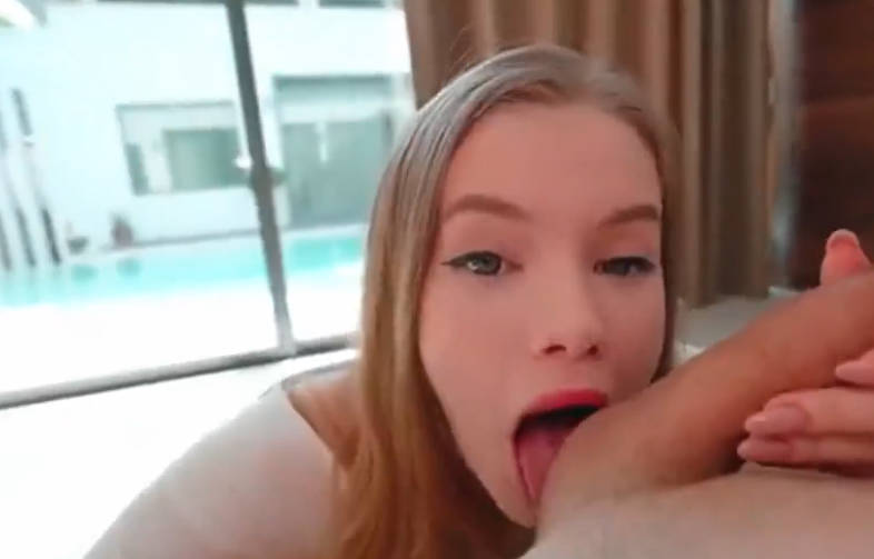 無碼-牌桌上一把好牌我輸掉了我的錢我的車加上我的女兒 海报