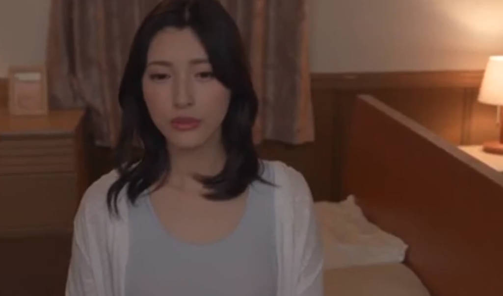 無碼-老公出差無奈自慰閉眼開腿扣逼時 突然大傢伙衝入潮溼小穴一貫插到底 這...超爽滋味 老公不在那是..公公！- 森澤佳奈 (飯岡佳奈子) 海报