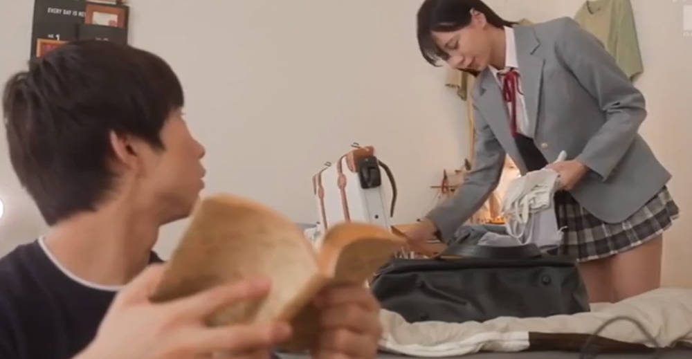 無碼-哥哥～不要載套愛我吧！父母再婚跟繼兄擠一房間後早上褲檔都溼腥黏 終於在快感中驚醒被破瓜插進去 青春肉體男歡女愛沈迷愛慾 -戈巴 - 五芭 海报