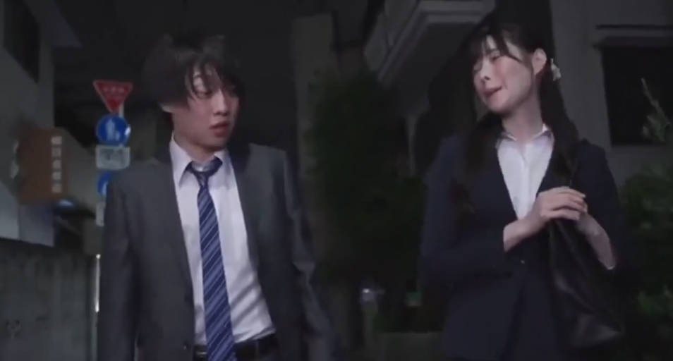 無碼- 跟美女同事續攤酒後思淫露點誘惑我 主動扒我褲子美滋滋的吃我肉棒橋本有菜) 海报