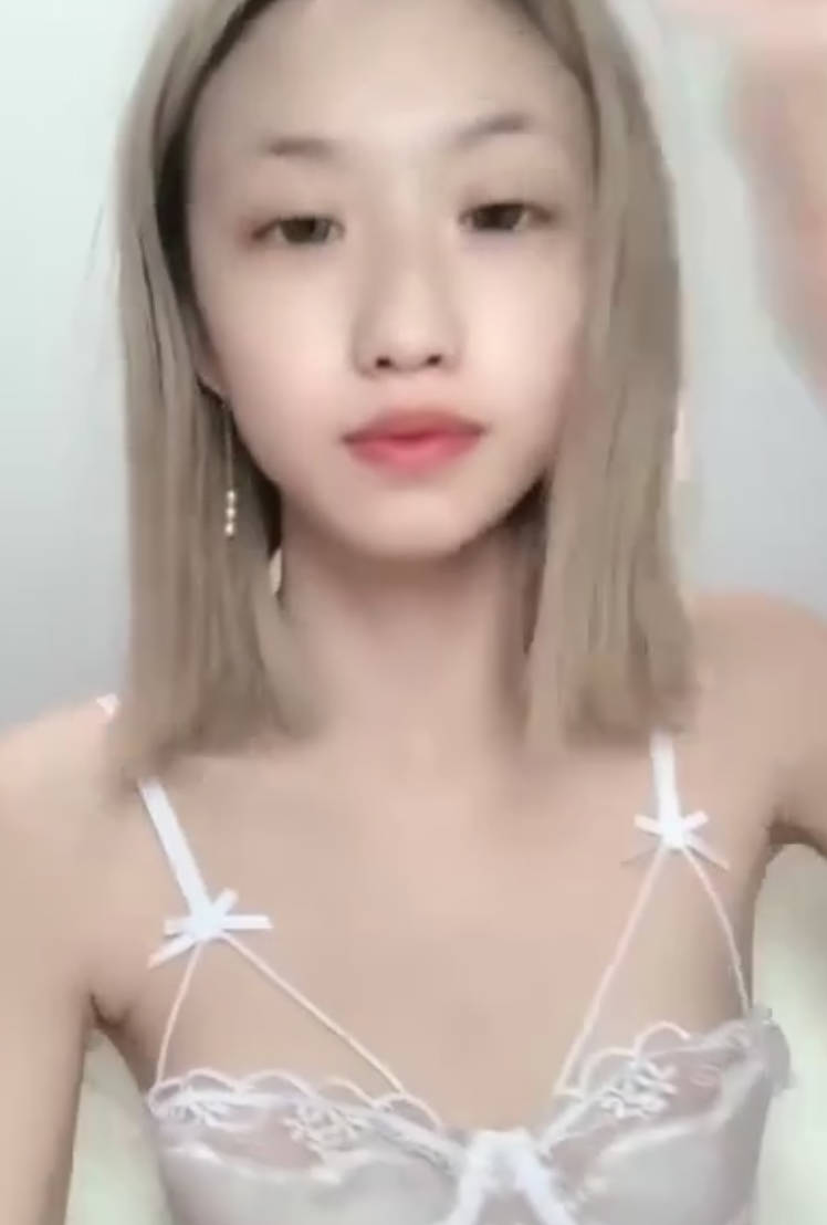 新人下海00後嫩妹！脫光光貧乳！翹起屁股看穴，給炮友帶上套子插入，小妹妹很聽話 海报