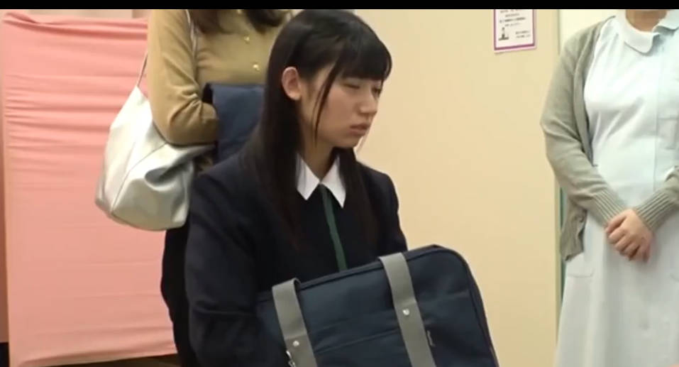 無碼-女學生體檢 醫生總是特別的仔細深人 搞的學生妹哀哀叫 海报