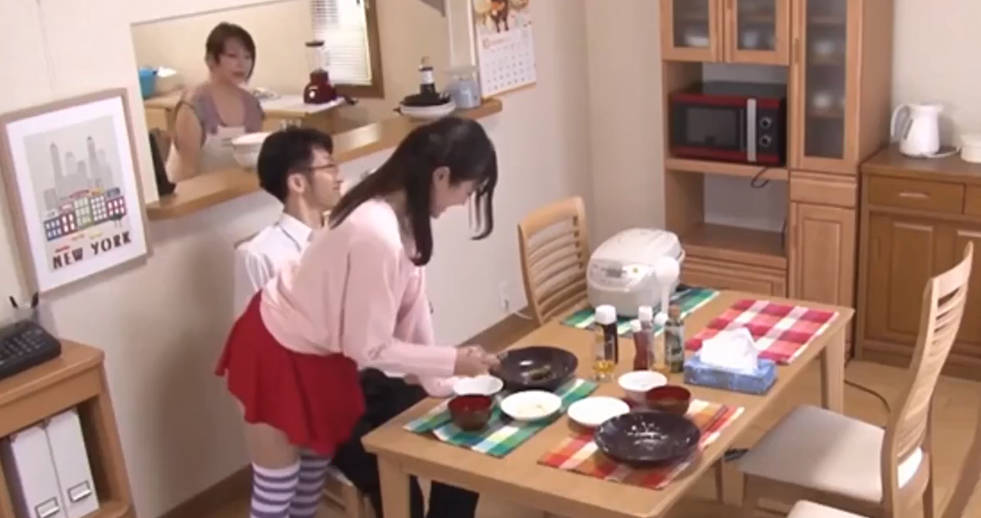 無碼-穿短裙坐在弟弟腿上嘻鬧 忽然一根滾熱肉柱抵住陰唇陰核弄的面潮紅穴冒水滑潤陰莖就滑進去被搞到高潮連連叫爽 海报