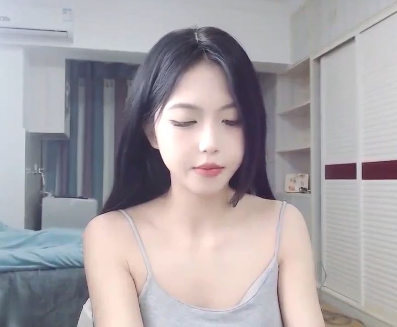 ❤️❤️Stripchat站，清纯美少女【HKXIAOXIAO】多毛小姐姐，黑丝美腿高跟鞋，跳蛋震骚穴，极度诱惑 海报