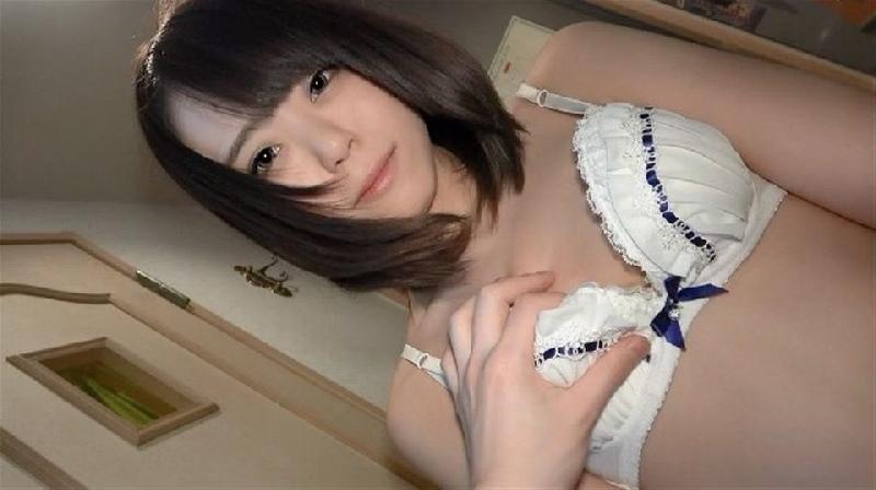 【素人無碼FC2】18歲美少女！炮友怎樣要求都乖乖順從！偶像級可愛臉蛋，白嫩美腿，小穴有夠緊，在無毛小穴大爆射！ 海报