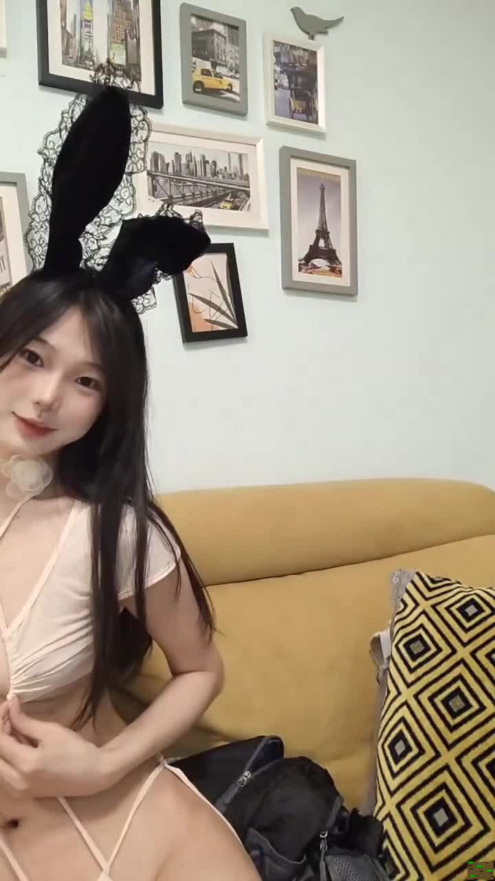 极品网红美少女，兔女郎装扮，毛毛刚剃掉了，170CM极品美腿，吊带灰丝，扭腰摆臀，极度性感诱惑 海报
