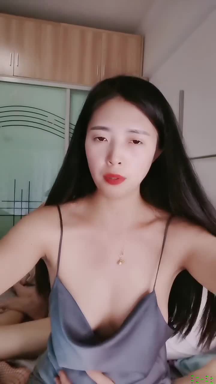 ❤️❤️气质尤物美少妇，姐妹一起双飞，一个舔屌一个操，太舒服了闭眼享受，骑乘操美臀，骚穴好湿流淫水 海报
