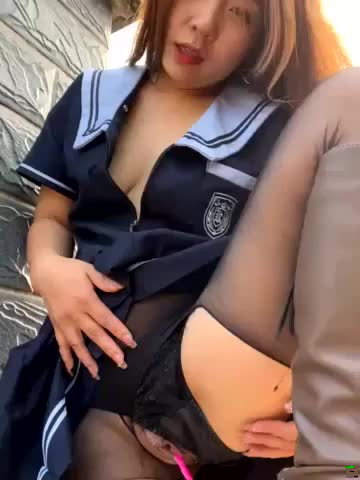 ❤️❤️ Stripchat站【Lovely520】JK装户外，找了个墙角自慰，撩起裙子扒开内裤，跳蛋塞穴，疯狂揉穴 海报