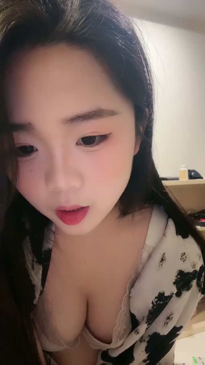 满背纹身甜美少女！极品肥臀肉感！社会炮友激情大战，震动棒插穴，肥臀骑乘打桩机，操的柰子直晃 海报