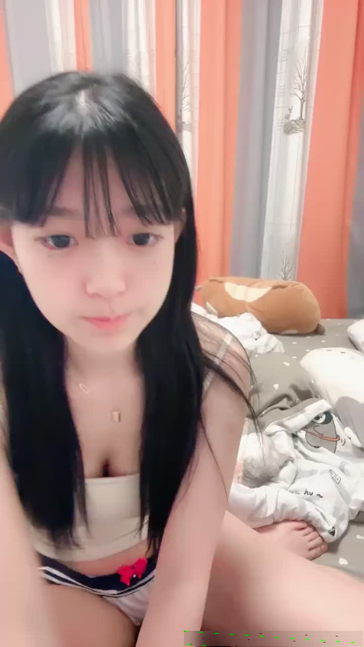清纯尤物美少女！外表呆萌卡哇伊！hallokiti内裤，小尺度露穴，穿上吊带黑丝袜，掰穴特写超粉嫩 海报