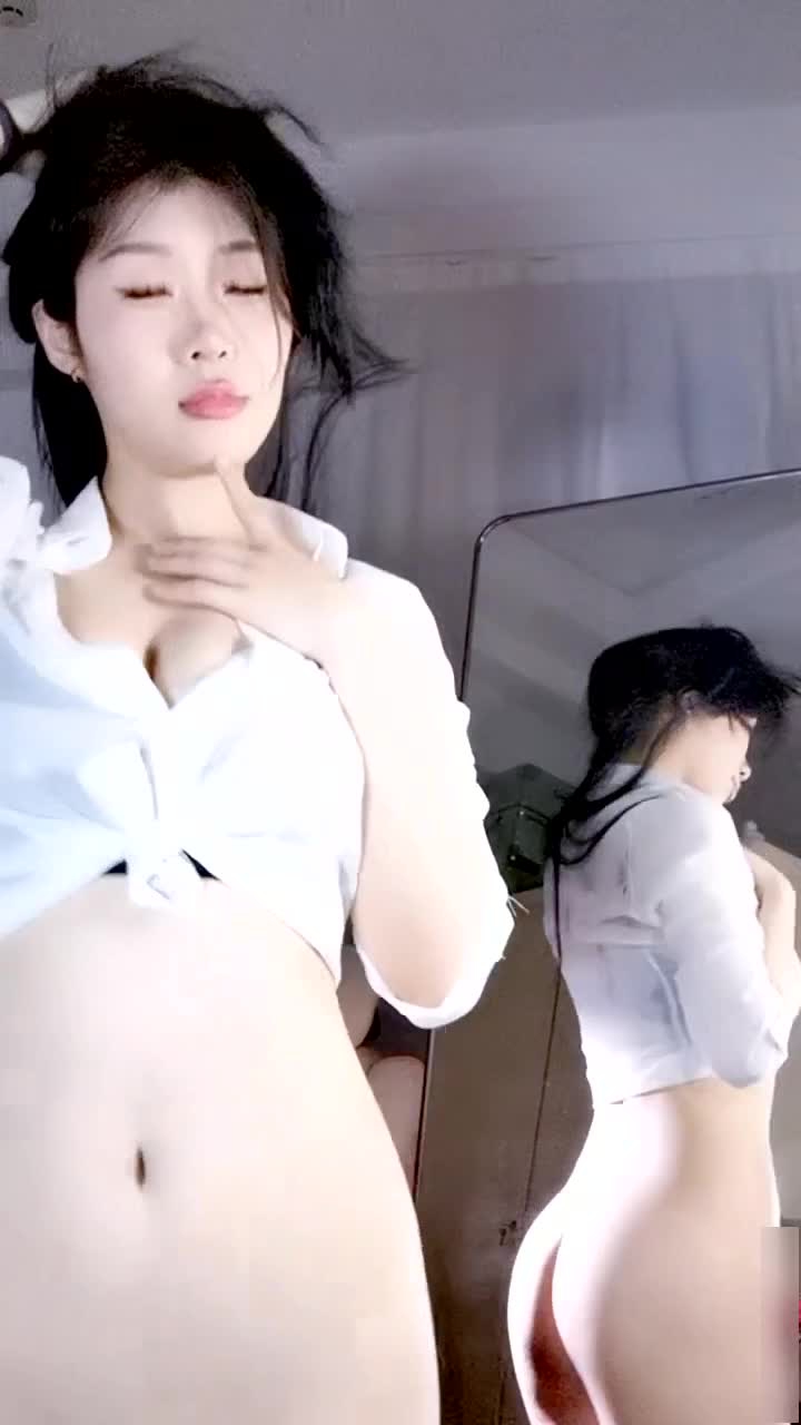 ❤️❤️紧身短裤气质小姐姐，镜子前翘臀，肥唇骚穴道具插，掐着自己脖子，翘臀后入，好骚的妹子 海报